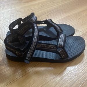 Teva Sandal barely worn!